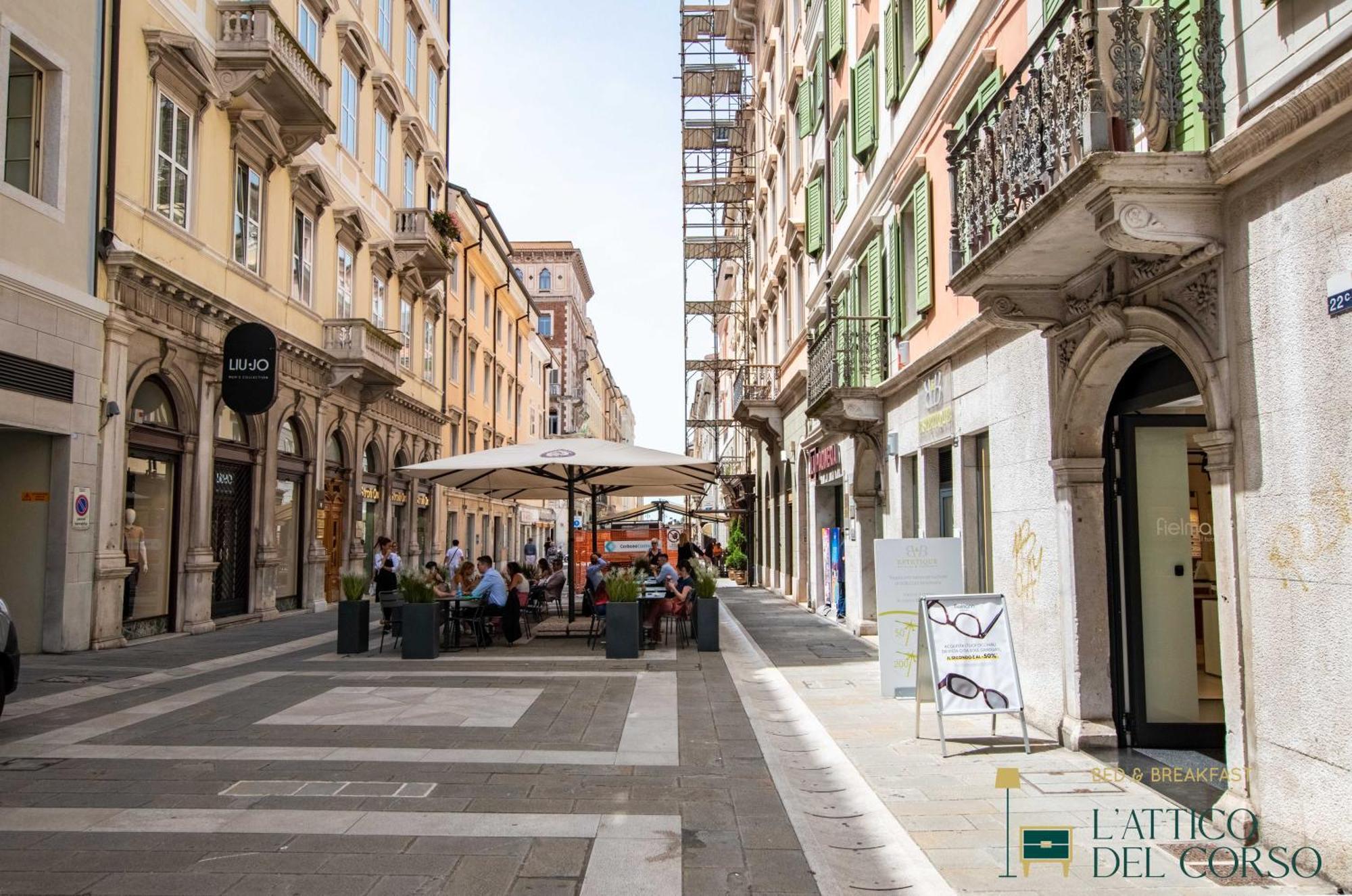 Ferienwohnung L'Attico Del Corso Triest Exterior foto